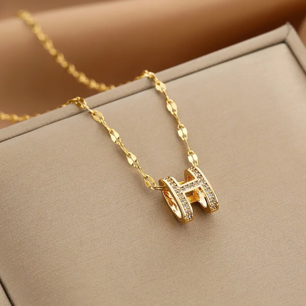Elegant Gold Necklace with Crystal Accents